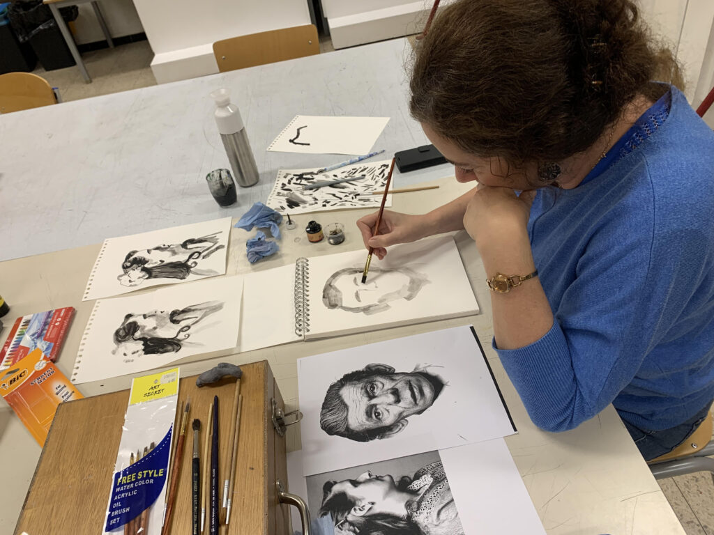Tekenkunst Vrouw aan het werk in tekenkunst.