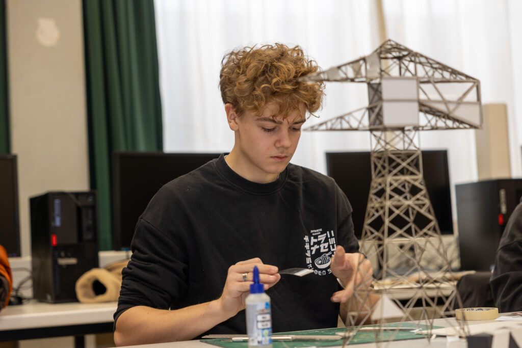Architectuuratelier Jongere werkt aan een bouwwerk in het architectuuratelier.